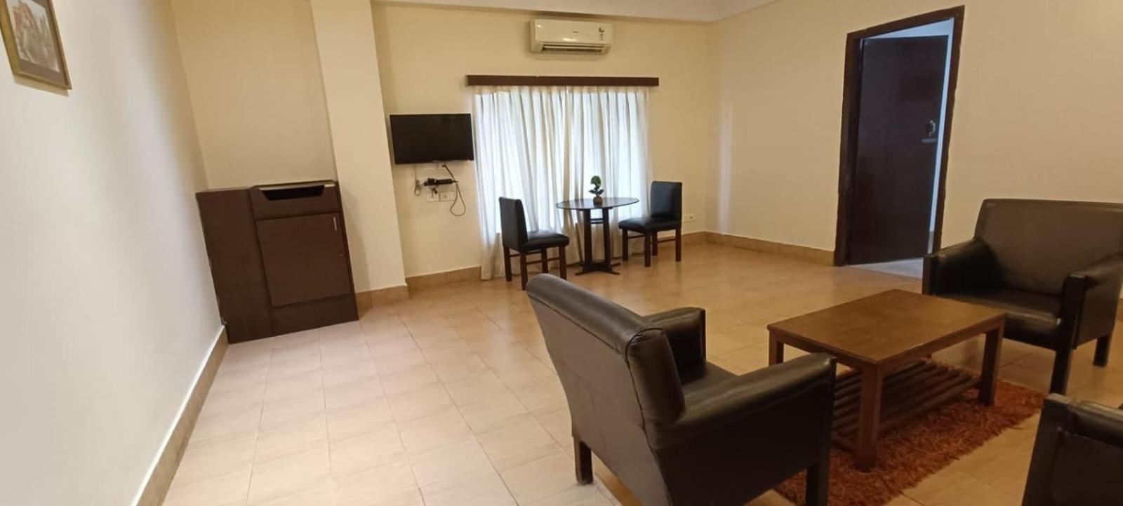 Polo Tura Hotel Extérieur photo