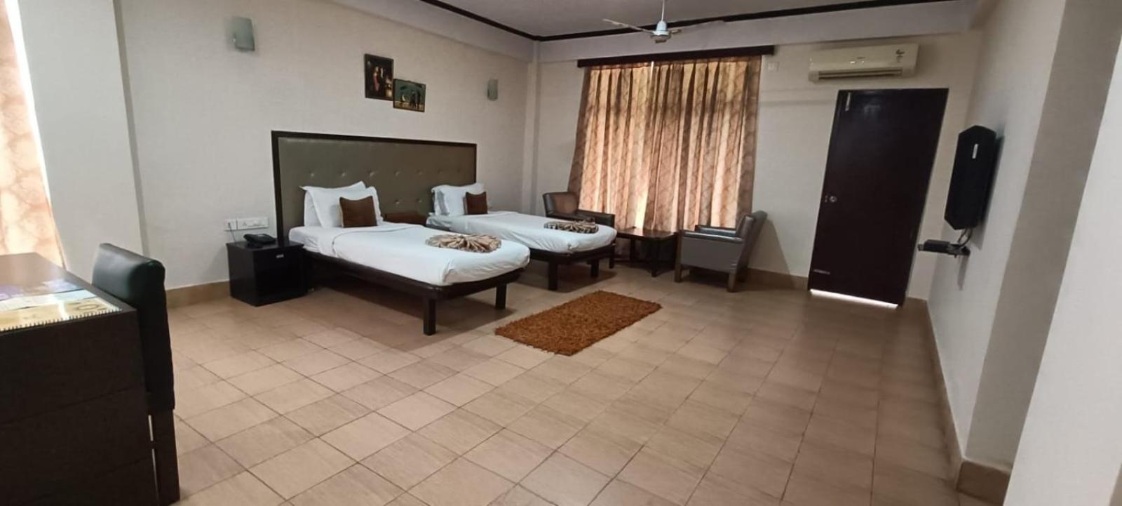 Polo Tura Hotel Extérieur photo