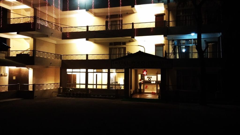 Polo Tura Hotel Extérieur photo